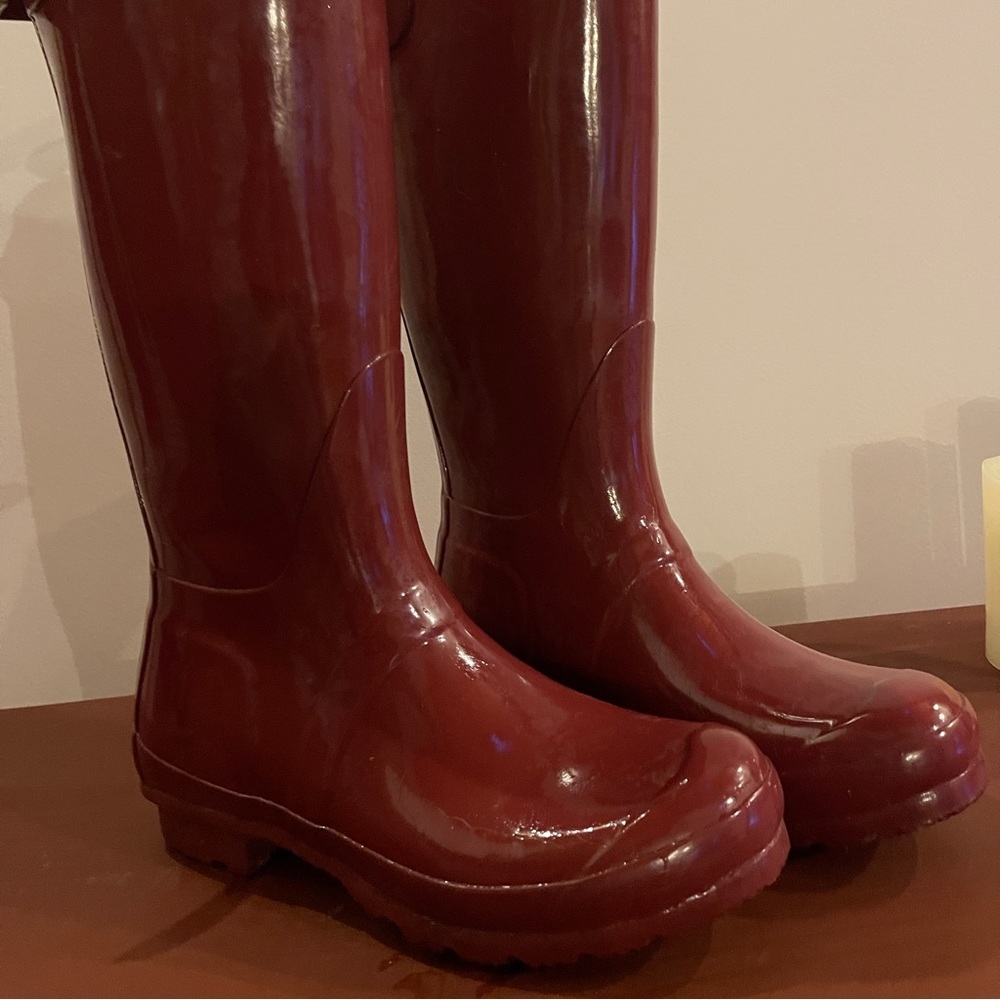 Hunter high gloss rain boot - Magenta color - size 7 Great boot!